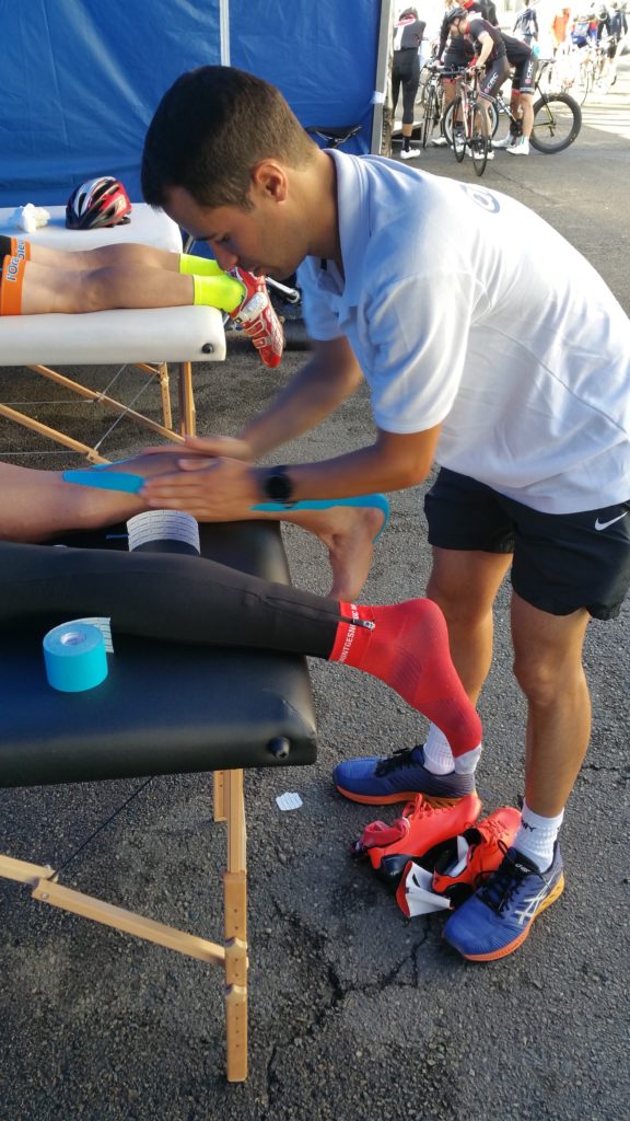 Pose de bandes de kinesio taping - 24 heures du Mans Vélo